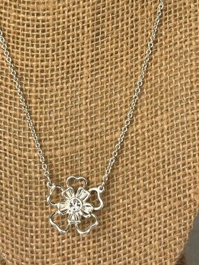 Avon Silver Layered Flower Petal Crystal Center Pendant Necklace Shofel Bros (4)